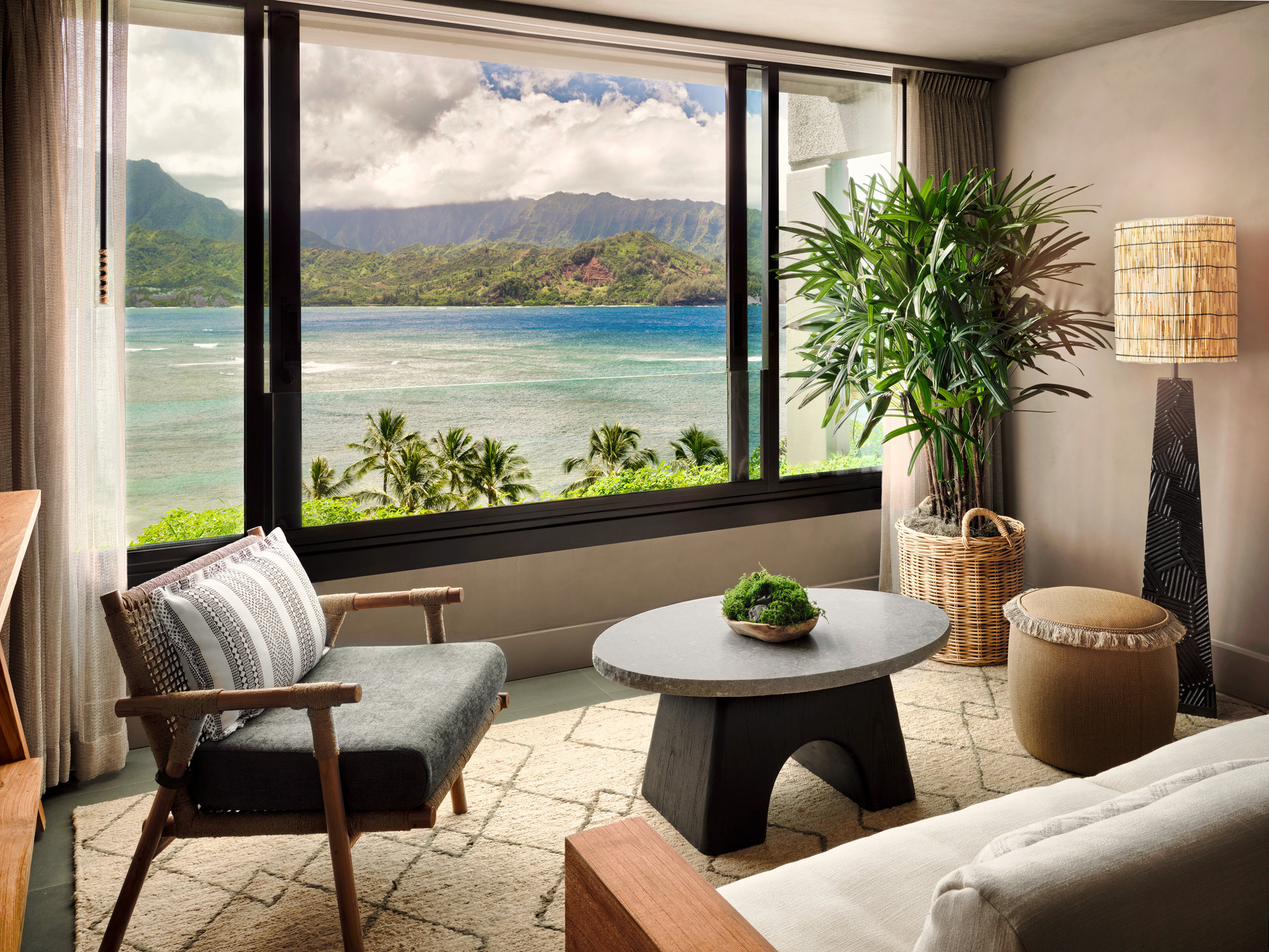 1 Hotel Hanalei Bay infinity pool overlooking the Pacific Ocean and Na Pali Coast mountains — the resort's signature outdoor amenity