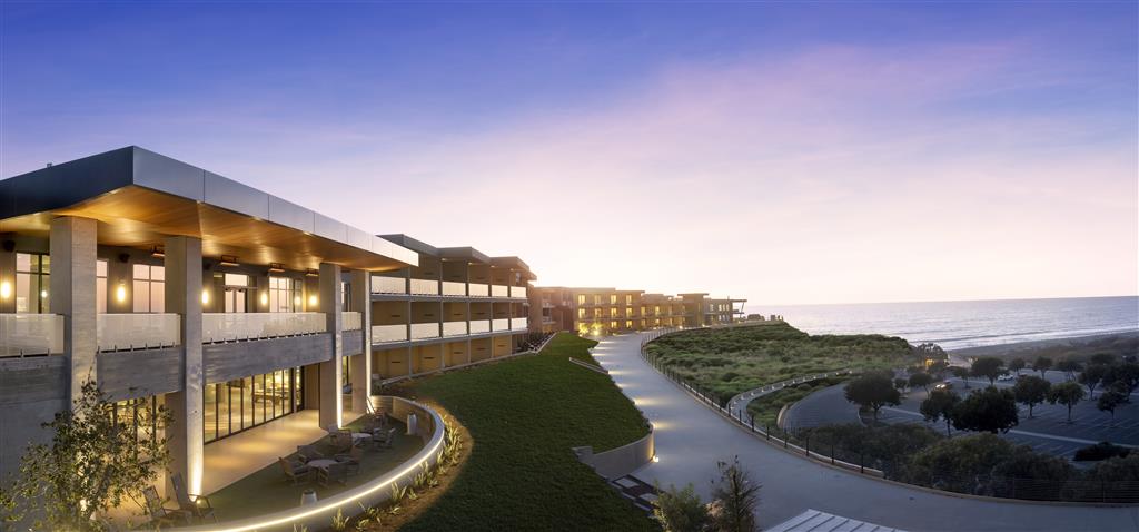 Alila Marea outdoor pool deck overlooking the Pacific Ocean with the substantial cabana programming and the panoramic Cardiff-by-the-Sea coastal view