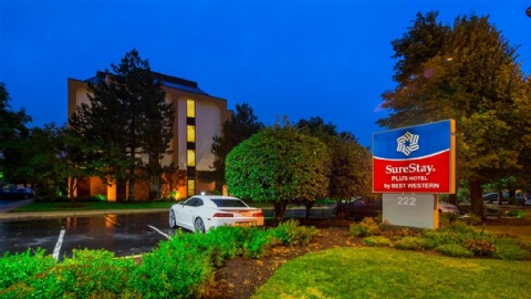 Surestay Plus Hotel By Best Western Chicago Lombar